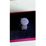 Prsten z bílého zlata osázený diamanty
