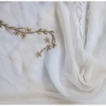Bílý trojúhelníkový vyšívaný květinový šátek se střapci