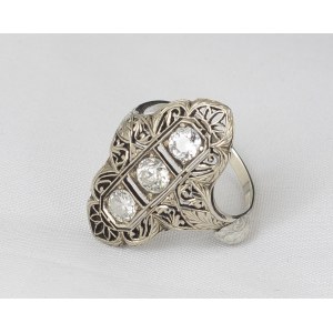 Ring mit drei Diamanten