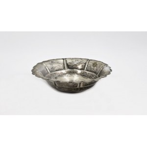 Platter in the form of a basket with pearling on the edge