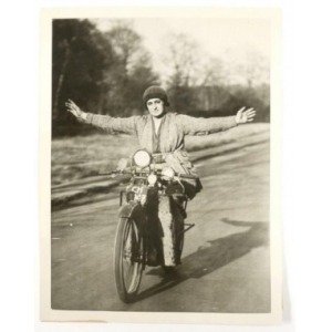Photographie figurant Mrs Grenfell, qui bat un record en moto
