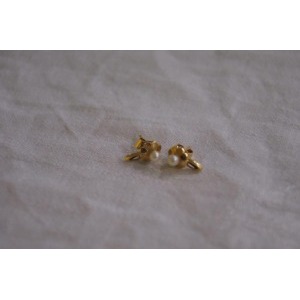 Paire de boucles d'oreilles en or jaune et perles. Poids brut : 1,34 g
