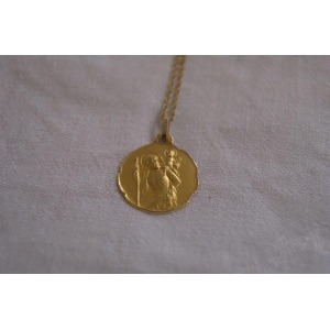 Chaïne et sa médaille religieuse en or jaune. Poids : 4,13 g