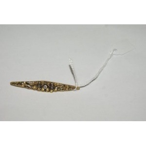 Broche en or jaune, à décor de pierres blanches. Poids brut : 7,18 g