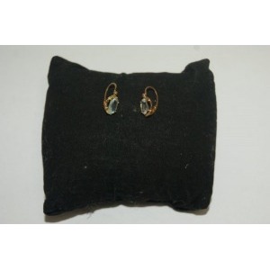 Paire de pendants d'oreilles en or jaune, à décor de pierres bleues (aigues marines ?) Poids brut : 1,16 g