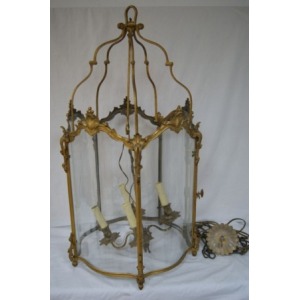 &#160;Importante lanterne en bronze doré et verre. Haut.: 82 cm Diam.: 42 cm  (un verre fêlé)
