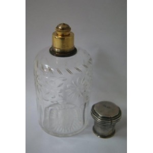Flacon en cristal gravé, embout en vermeil par Robert LINZELER. Bouchon en métal argenté, à décor gravé de deux couronnes (comte et prince du saint Empire). Haut.: 16 cm