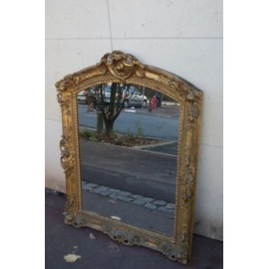 Miroir en bois doré et stuqué. Epoque 19eme . 110 x 83 cm