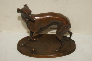 D'après Pierre-Jules MENE Lévrier , bronze patine brune. Signé sur la terrasse. Fonte XXeme siècle.Hauteur 14 cm xLongueur 16 cm et largeur 10 cm