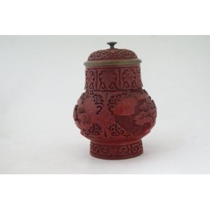 CHINE Vase couvert en métal laqué rouge. Intérieur émaillé. Haut.: 19 cm