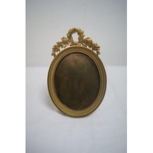 Cadre ovale en laiton. Style Louis XVI, XIXe. 16x11 cm