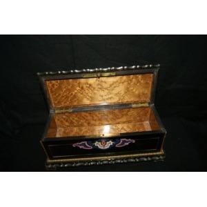 Boîte à gants en bois noirci, à décor incrusté. Intérieur en érable moucheté. Napoléon III. Long.: 27 cm