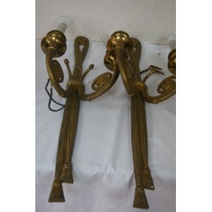 Paire d'appliques en bronze doré, à deux lumières. Haut.: 62 cm