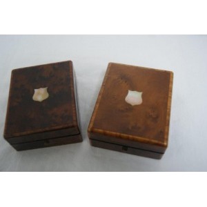 Ensemble de deux coffrets à montre en placage de bois de loupe. 10 x 8 cm