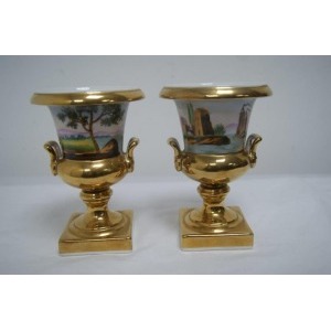 Paire de vases en porcelaine de Paris, à décor de paysages sur fond or. Epoque Restauration. Haut.: 15 cm