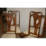 Série de quatre chaises en bois naturel les pieds avant griffe , le dossier ajouré , style Chippendales .