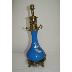 Lampe a pétrole en céramique bleu a décor de fleurs. Montée en lampe hauteur 44 cm.