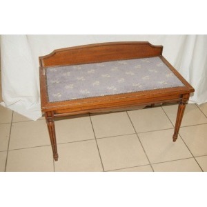 Petite table en bois naturel destiné à poser une valise . Style Louis XVI . 60X88X50 cm