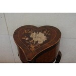 Petite table de salon en forme de coeur en bois marqueté . Hauteur 76 x40 x39 cm (importants manques)
