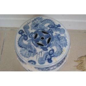 CHINE.Tabouret en porcelaine blanche et bleu a décor de dragons hauteur 32 cm.
