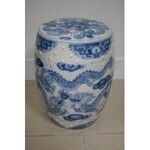 CHINE.Tabouret en porcelaine blanche et bleu a décor de dragons hauteur 32 cm.
