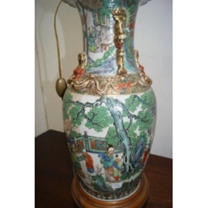 CHINE. Grand vase en porcelaine a décor polychrome a décor de scène de Palais. Hauteur 44 cm monté en lampe