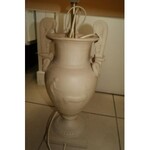 Paire de pieds de lampes en pierre dure (reconstituée ?) en forme de vases antiques. Avec leurs abats-jour. Hauteur : 82 cm.