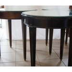 Série de trois tables en bois naturel de style Louis XVI diamètre 60cm ( accidents) avec leurs dessus en miroir.