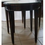 Série de trois tables en bois naturel de style Louis XVI diamètre 60cm ( accidents) avec leurs dessus en miroir.