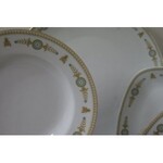 BAVARIA Partie de service en porcelaine blanche à décor d'abeilles. Il se compose de 1 saladier, 2 plats, 12 assiettes creuses, 12 assiettes plates, 1 plat à gateaux, 8 assiettes à dessert, 6 tasses et leurs sous-tasses.