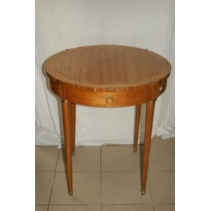 Table de salon en bois naturel elle ouvre a un tirroir en ceinture  style Louis XVI hauteur 75 cm diamètre 70 cm (accidents)