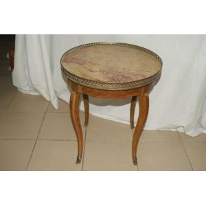 Petite table bouillotte en bois naturel, dessus de marbre à galerie. Style Louis XV. Hauteur 55 cm Diamètre 49 cm (accidents).