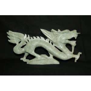 CHINE Dragon en pierre dure. Long.: 24 cm (acc)