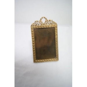 Petit cadre en laiton. XIXe siècle. 12 x 7 cm