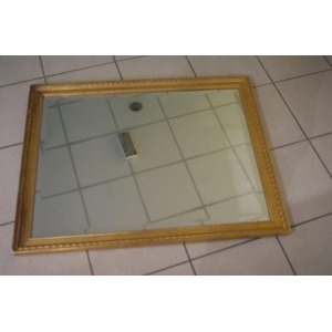 Miroir rectangulaire en bois stuqué et doré. 88 x 68 cm