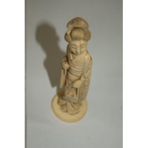 Figure en ivoire, figurant une jeune femme. Haut.: 17 cm