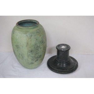 Vase en métal peint vert et socle en marbre .Hauteur du vase 32 cm et hauteur du socle 14 cm
