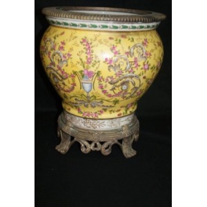 Cache-pot en porcelaine polychrome, à décor chinoisant. Porte une marque. Socle en bronze. Vers 1900.Haut.: 32 cm