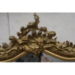 Importante glace en bois stuqué et doré. Style Louis XV. Haut.: 137 cm Larg.: 83 cm