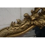 Importante glace en bois stuqué et doré. Style Louis XV. Haut.: 137 cm Larg.: 83 cm