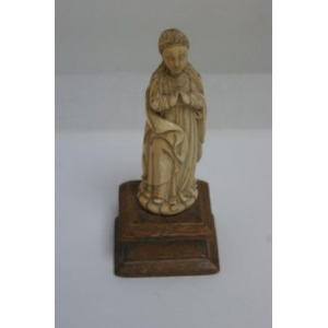 Vierge en ivoire. XVIIIe siècle. Haut.: 13 cm Socle en bois.