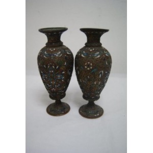 Paire de petits vases émaillés sur cuivre. Travail oriental. XIXe. Haut.: 15 cm