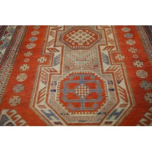 Tapis en laine sur fond orange. 148x101 cm