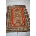 Tapis en laine sur fond orange. 148x101 cm