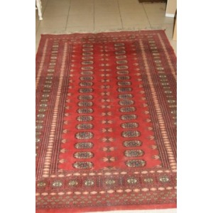 Tapis Boukhara en laine, à décor géométrique sur fond rouge. 170 x 120 cm