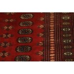 Tapis Boukhara en laine, à décor géométrique sur fond rouge. 170 x 120 cm