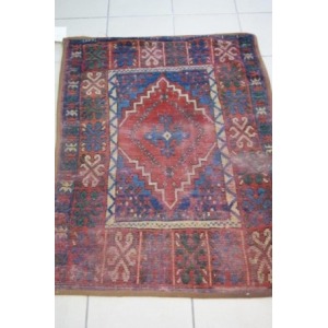 Tapis marocain en laine. Fond rouge. 116 x 85 cm (usures)