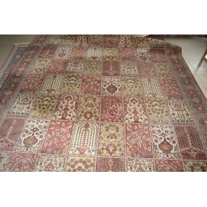 Grand tapis mécanique en laine, à décor végétal sur fond beige. 350x250 cm