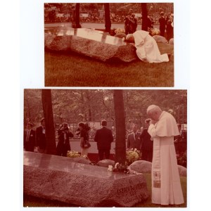 Fotografien von Papst Johannes Paul II. am Grab von Pater Jerzy Popiełuszko - Satz von 2 Stück
