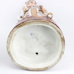 Dáma a pán, objemová plastika z polychromovaného porcelánu